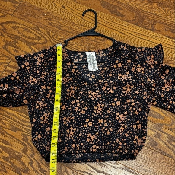 Sadie and Sage size small women’s long sleeve crop top. Navy Blue with Blush - Picture 6 of 7